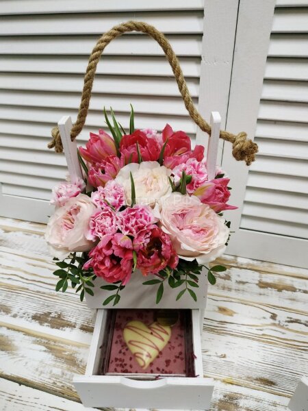 Букет из роз, тюльпанов и гвоздики с шоколадом