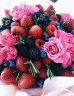 Букет из ягод с розами и розмарином