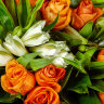 15 оранжевых роз и альстромерии
