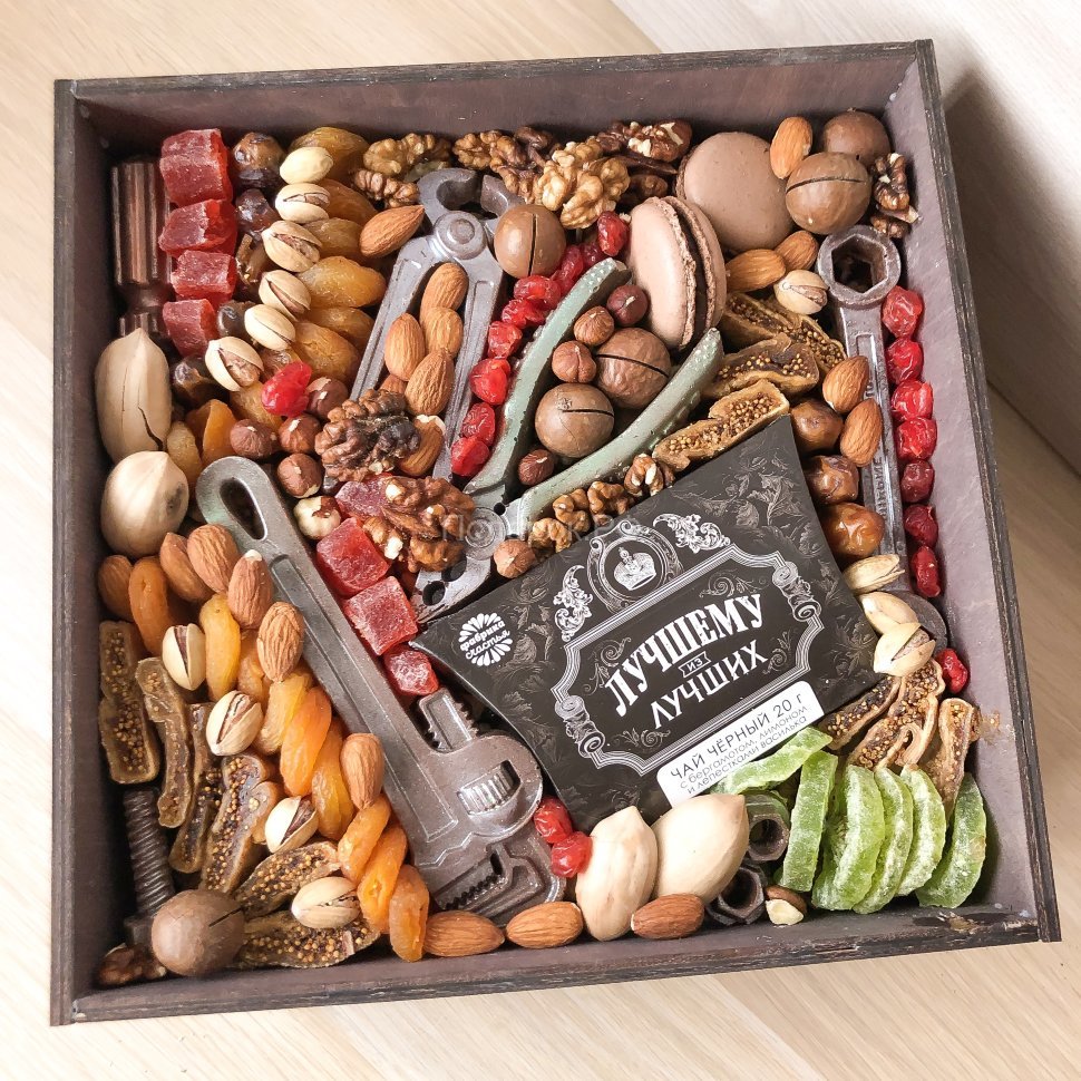 Подарочный набор с шоколадными инструментами, орехами и сухофрутами .