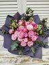 Букет из пионовидных кустовых роз, вереска и эвкалипта