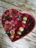Букет из роз, макарун и ягод "Нежное сердце"