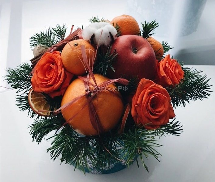 Новогодний букет с цитрусами, корицей, оранжевыми розами в коробке
