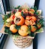 Пряный зимний букет с оранжевыми фруктами и розами