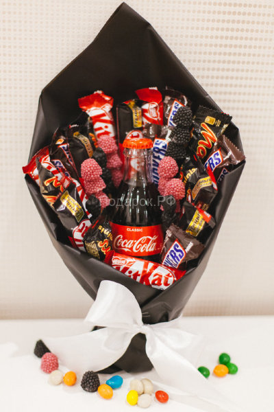 Букет с колой, шоколадными батончиками и жевательными конфетами