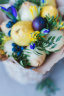 Букет с лимонами, айвой, сливами и весенними цветами