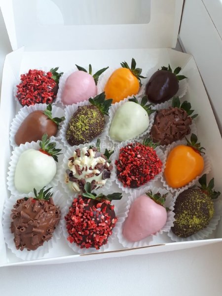 Клубника в шоколаде 16 ягод в коробке №7