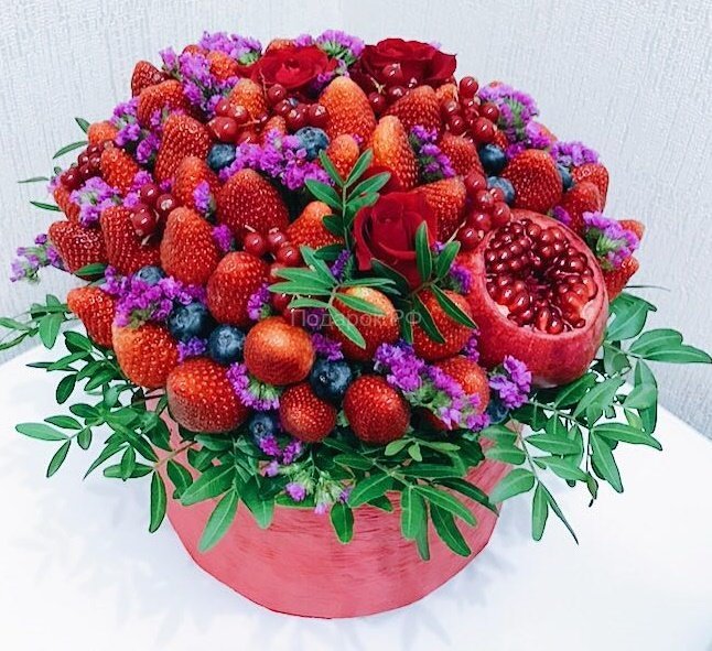 Букет из сладких ягод с розами в шляпной коробке