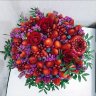 Букет из сладких ягод с розами в шляпной коробке