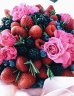 Букет из ягод с розами и розмарином