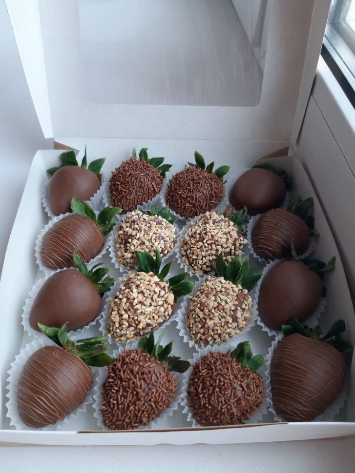 Клубника в шоколаде в коробке 16 штук