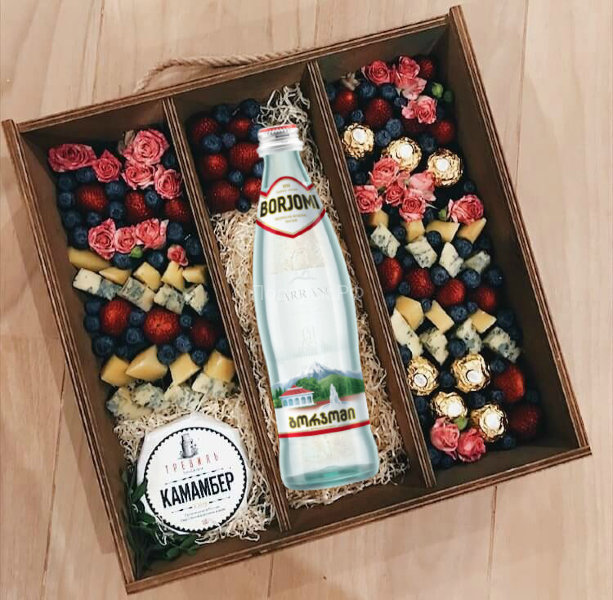 Подарочный набор с сыром, конфетами и ягодами