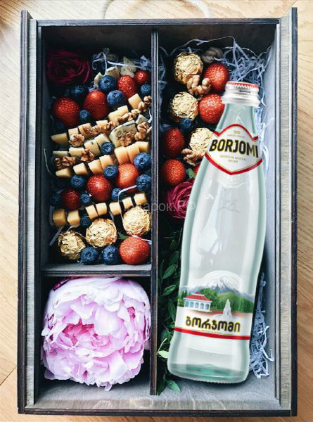 Подарочный набор с сыром, ягодами и цветами