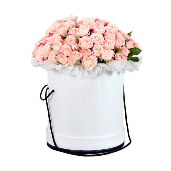 Светло - розовые кустовые розы в шляпной коробке