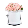 Светло - розовые кустовые розы в шляпной коробке
