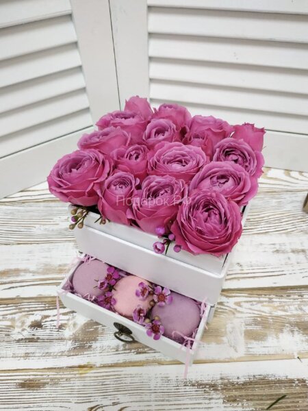 Кустовая пионовидная роза и макаруны в подарочной коробке