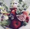Букет с фруктами, ягодами, макарунами и цветами