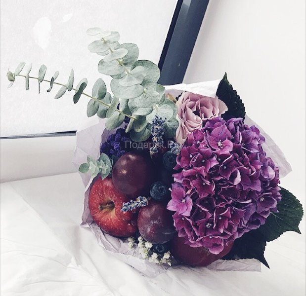 Лиловый букет с розой, гортензией, фруктами и эвкалиптом