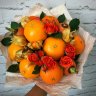Оранжевый букет с апельсином, морковью и розами