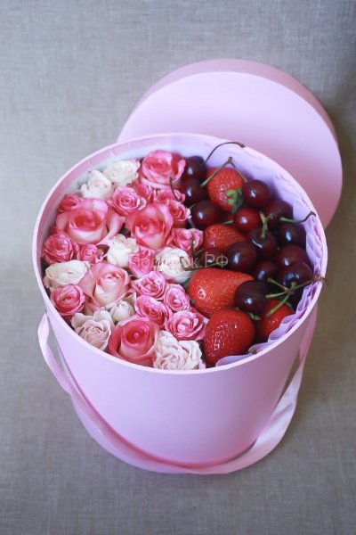 Букет с ягодами и розами в коробке