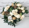 Букет с овощными соцветиями, имбирем, кедровыми шишками и белыми розами