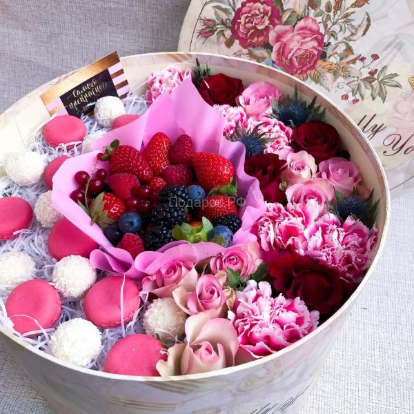 Коробка с розами, ягодами и конфетами